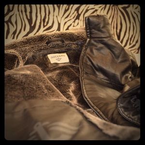 Men’s Dockers leather jacket w/ fur lined collar.